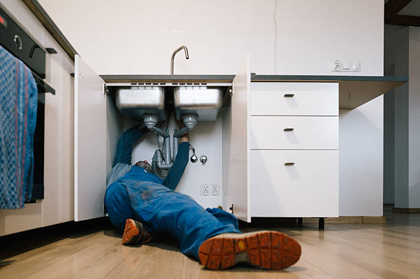 Professional Emergency Plumber technician working in Glencoe, MO